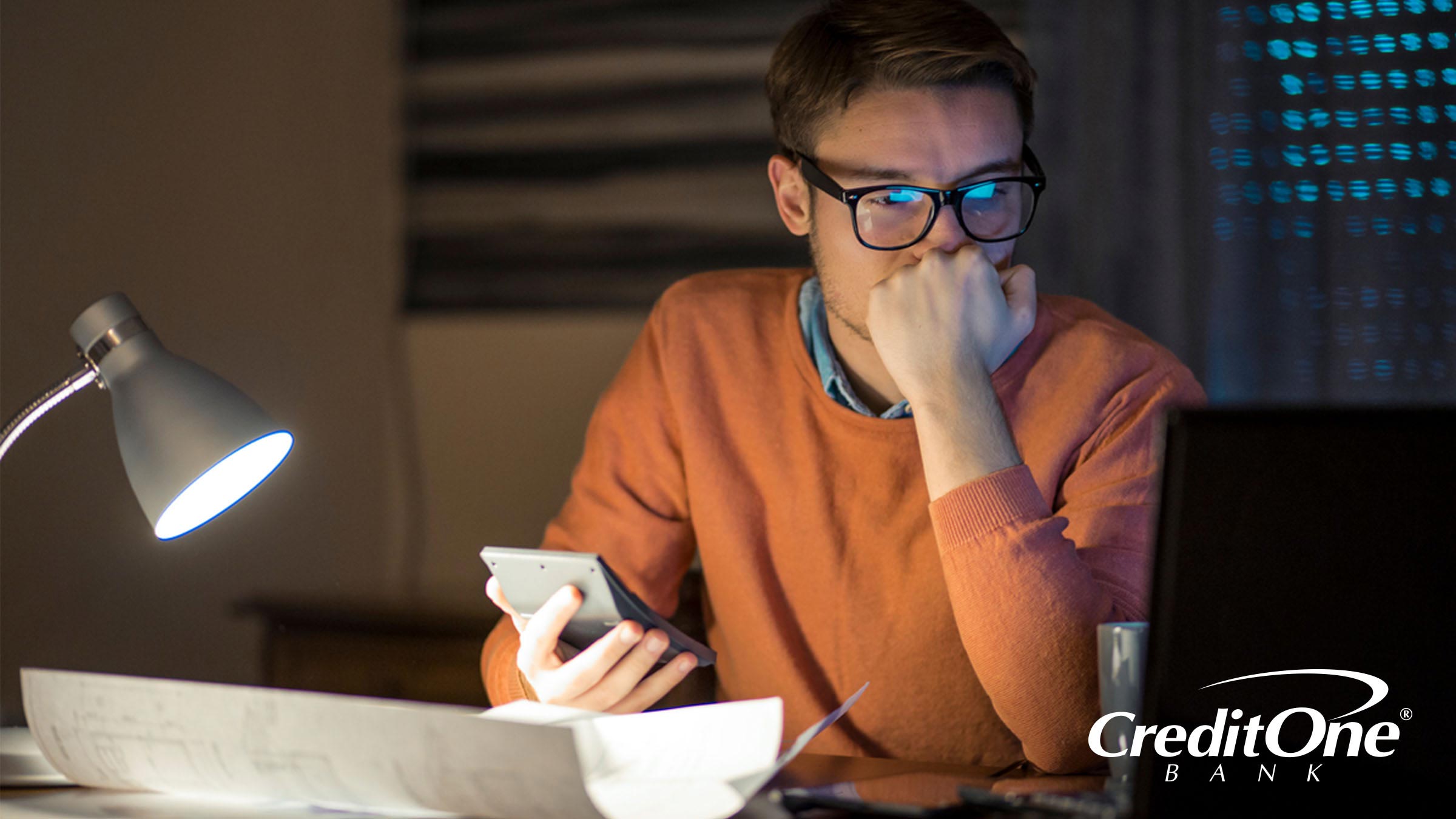 Man reviewing errors on his credit report online